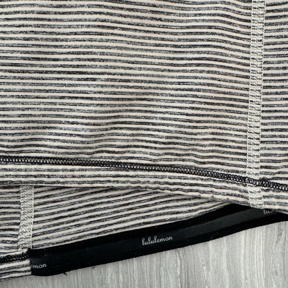 Lululemon gray white black striped tank orange straps built in bra size 6 - Picture 4 of 10